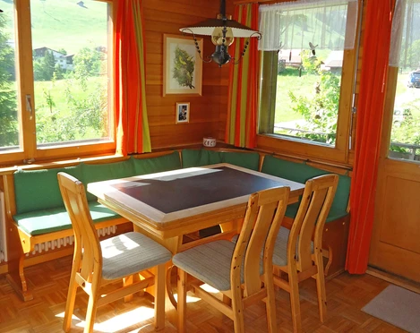 Chalet «Grimmi-Hüsi» coin repas avec table