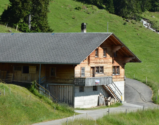 Sennhütte Bärgli Sommer Aussenansicht