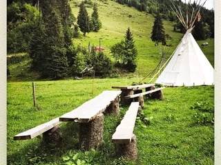 Tables et bancs dans le village de tipis