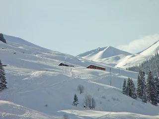 Hiver vue extérieure directement dans le domaine skiable