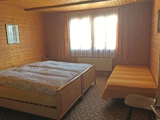 Dreibettzimmer mit Doppel- und Einzelbett Getäfertes Zimmer mit einem Doppel- und einem Einzelbett, Spannteppich am BodenPanelled room with one double and one single bed, fitted carpet on the floorChambre lambrissée avec un lit double et un lit simple, tapis tendu au sol