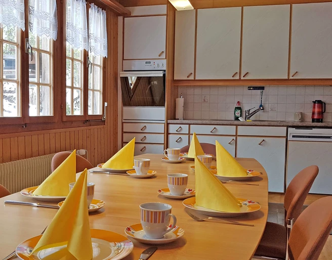 Küche mit Tisch und Fenster