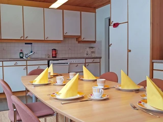 Küche mit Tisch und Kombination