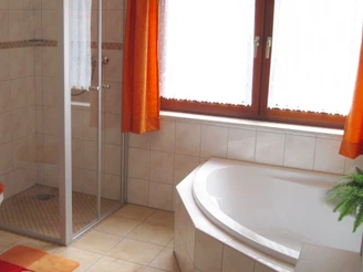 Das Bad im Erdgeschoss des Ferienhauses Geestequelle