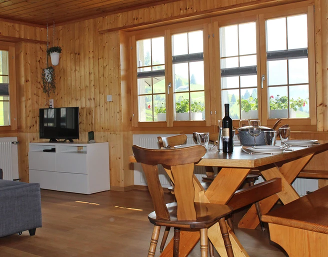 Table à manger avec TV