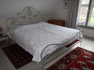 fewo-adelshof-schlafzimmer2 Schlafzimmer mit verziertem MetallbettBedroom with ornate metal bed