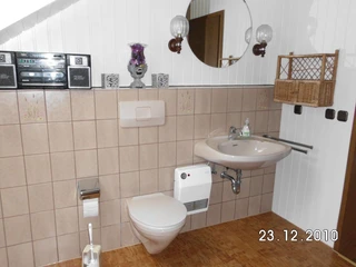 fewo-hausboemelburg-bad Badezimmer mit Elektroheizung und Kofferradio