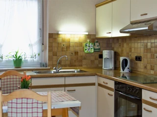 haus-kress-fewo-obergeschoss-kueche Küche mit Esstisch