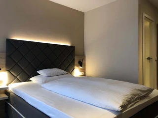 villa-huxori-einzelzimmer-1 Großes Bett mit stimmungsvoller Beleuchtung
