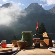 beatenberg-alpkaesereibesichtigung-sennen-fruehstueck