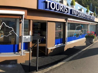 tourist-information-brienz-aussenansicht-schaufenster