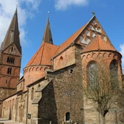 Stiftskirche Bücken Stiftskirche Bücken: Historische Kirche aus rotem Backstein mit markanten Türmen unter blauem Himmel.