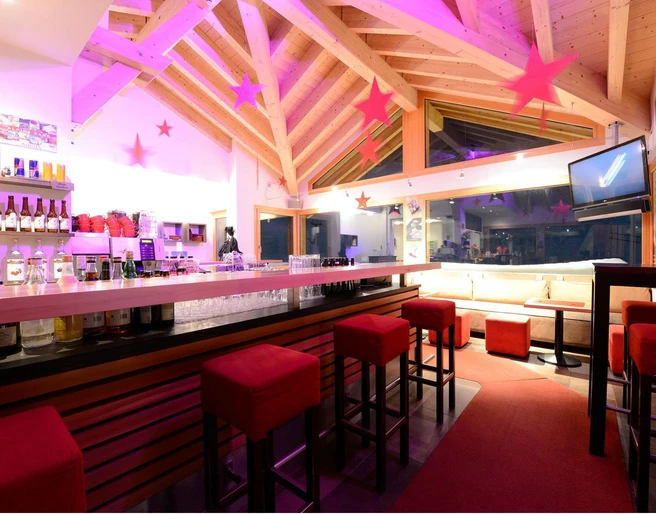 lounge-bar-corner-fiescheralp-innen-2