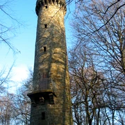 Wilhelmsturm Der Wilhelmsturm erhebt sich majestätisch aus einem bewaldeten Umfeld und strahlt in der Sonne.