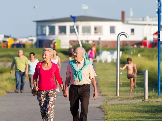 seniorenspaziergang-am-strand