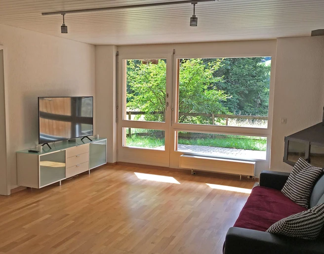 Wohnzimmer mit grossem Fenster