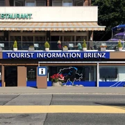 brienz-tourismus-buerau-information-schaufenster-sommer-ansicht.jpg