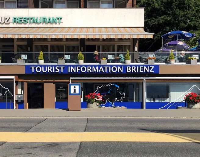 brienz-tourismus-buerau-information-schaufenster-sommer-ansicht.jpg
