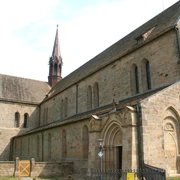 Kloster Loccum mit beeindruckender romanischer Architektur und markantem Kirchturm im Vordergrund.