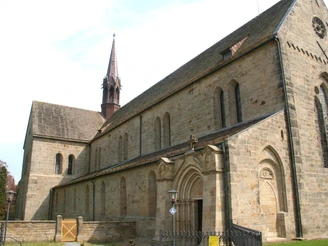 Kloster Loccum mit beeindruckender romanischer Architektur und markantem Kirchturm im Vordergrund.