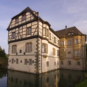 Wasserschloss Neuenheerse Wasserschloss Neuenheerse von außen.