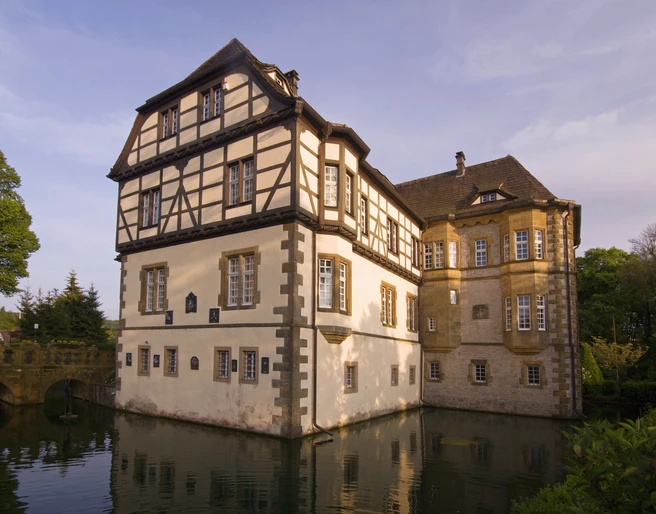Wasserschloss Neuenheerse Wasserschloss Neuenheerse von außen.