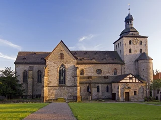 Stiftskirche Neuenheerse Romanische Stiftskirche mit markantem Uhrturm in Neuenheerse, umgeben von gepflegtem Rasen.