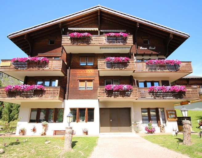 Haus Biel Frontansicht Sommer