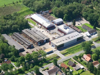 Luftaufnahme Stahlwerk Augustfehn II Luftaufnahme des Stahlwerks Augustfehn II in einer grünen, bewaldeten Umgebung.