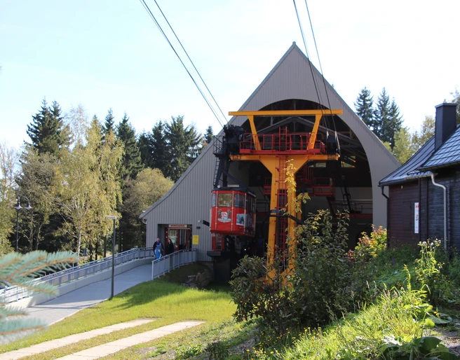 Blick auf die Fichtelberg-Schwebebahn