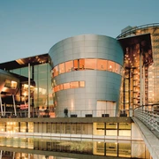 Aussenansicht der Gläsernen Manufaktur