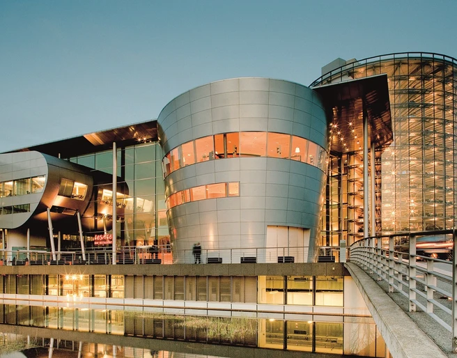 Aussenansicht der Gläsernen Manufaktur