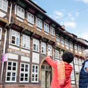 Tiedexer Straße Fachwerkstraßen mit Menschen im Vordergrund