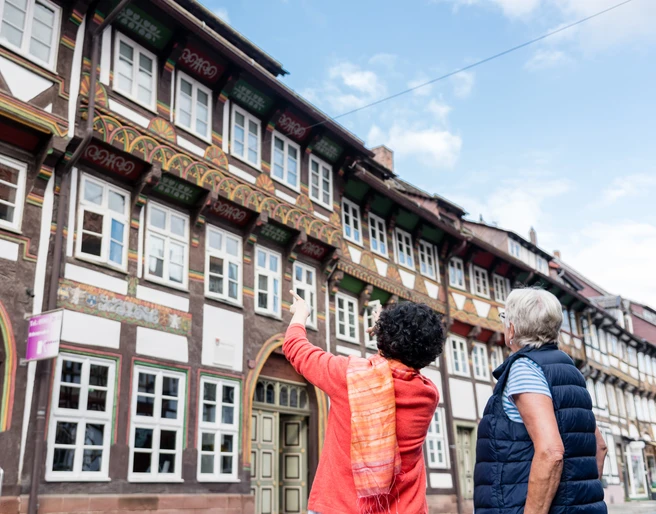 Tiedexer Straße Fachwerkstraßen mit Menschen im Vordergrund