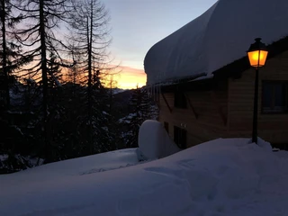 Chalet Tilly abends von N2