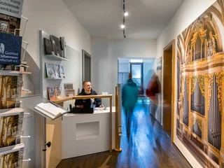 Eingang zum Silbermann-Haus in Freiberg