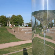 Wasserspielplatz Bruchhausen-Vilsen Großer Wasserspielplatz in Bruchhausen-Vilsen mit Röhrenstrudel im Vordergrund, Kinder spielen.