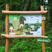 Informationstafel mit Billi Bockert auf der Heide-Biber-Tour
