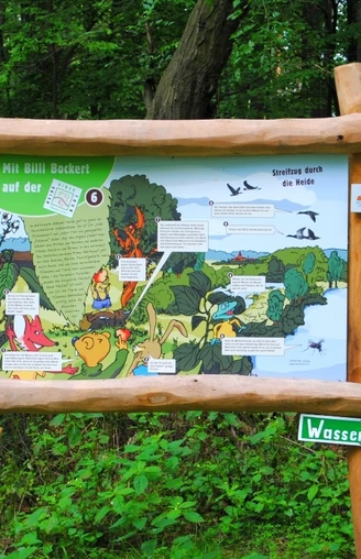 Informationstafel mit Billi Bockert auf der Heide-Biber-Tour