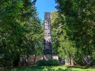 Bergmannsgrab mit Denkmal für die Opfer des Grubenunglücks vom 2. August 1869