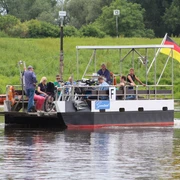 Weserfähre Gentsiet Hagen-Grinden - Ahsen-Oetzen Weserfähre transportiert Personen und Fahrräder über einen ruhigen Fluss vor grüner Landschaft.
