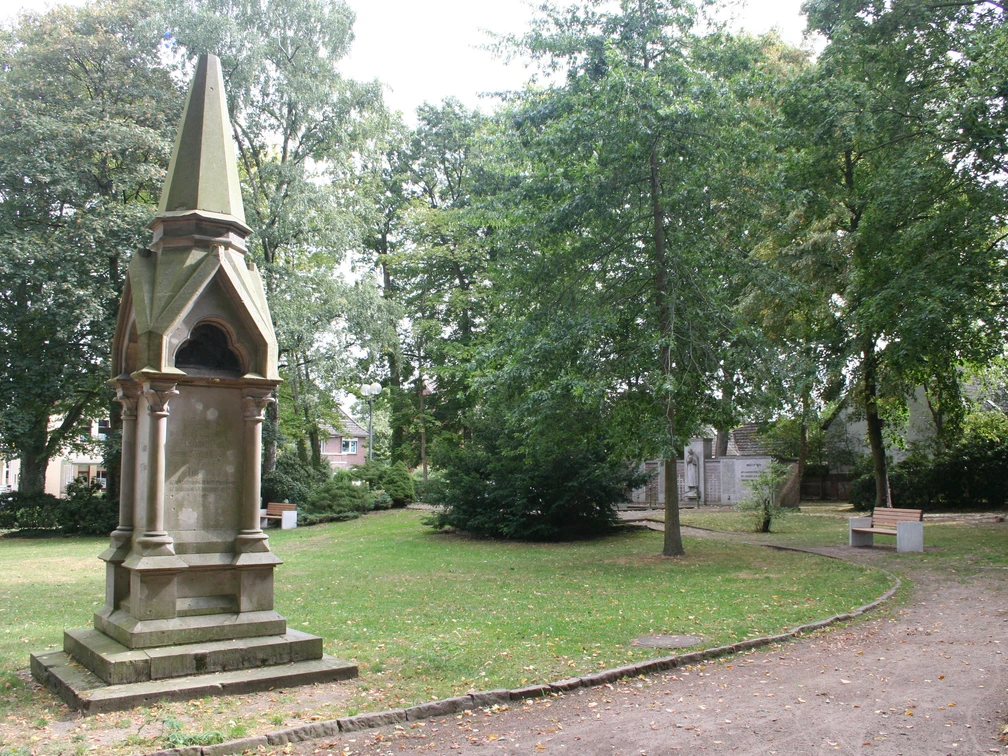 Langensalza-Denkmal Steinernes Langensalza-Denkmal im Grünen, umgeben von Bäumen und einem gepflegten Weg.
