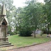Langensalza-Denkmal Steinernes Langensalza-Denkmal im Grünen, umgeben von Bäumen und einem gepflegten Weg.