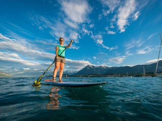thun-sup-sommer-thunersee-paddeln-stehend-niesen.jpg