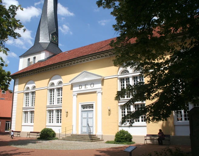 Die St.-Jacobi-Kirche in Stolzenau, ein barockes Bauwerk mit hellem Putz und markantem Turm.