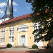 St.-Jacobi-Kirche Stolzenau Die St.-Jacobi-Kirche in Stolzenau, ein barockes Bauwerk mit hellem Putz und markantem Turm.