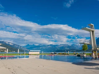 thun-strandbad-sommer-nachmittag-sprungturm.jpg