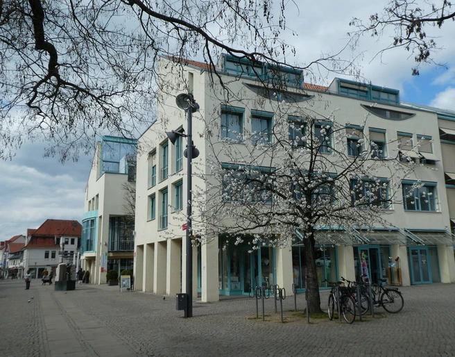 Rathaus Achim Moderne Architektur des Rathauses Achim mit blühendem Baum im Vordergrund und offener Platzfläche.
