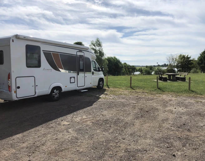 Wohnmobistellplatz Hoya Wohnmobistellplatz mit malerischem Blick auf Flusslandschaft und reichlich Platz im Grünen.