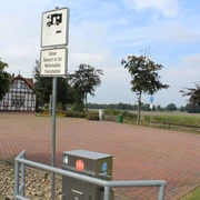 Reisemobilstellplatz Lavelsloh Reisemobilstellplatz Lavelsloh mit gepflasterter Fläche, umrahmt von Bäumen und Fachwerkhaus.